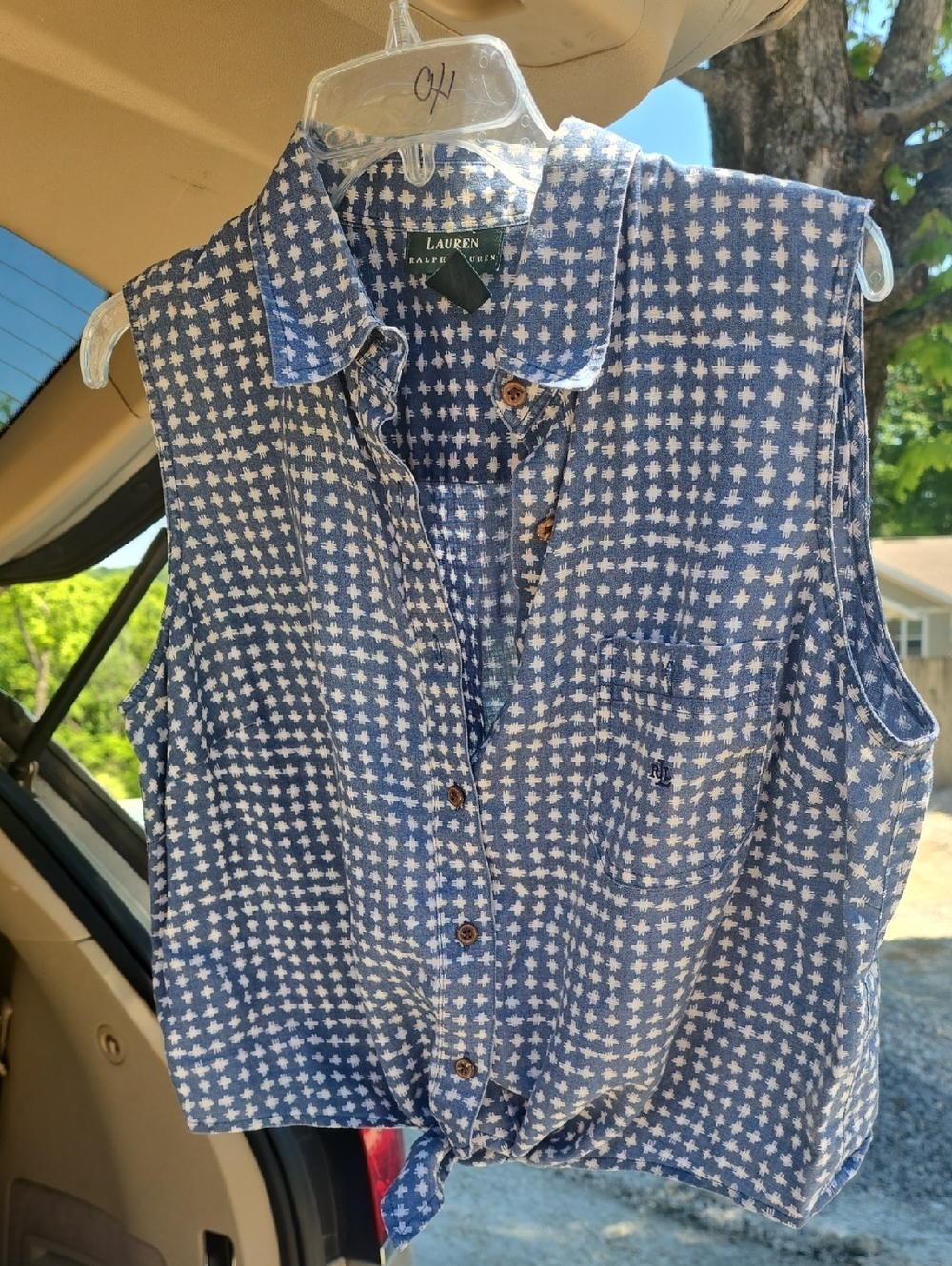 Vintage Lauren Ralph Lauren Blue and White Sleeveless Tie-Hem Button Front Top